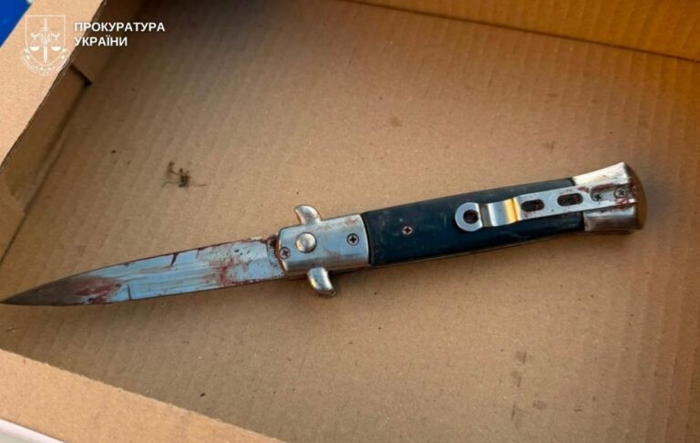 Студент із ножем напав на перехожих у Києві: один чоловік у комі