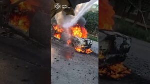 Пряме влучання FPV-дрона в авто: росіяни бʼють по людях!
