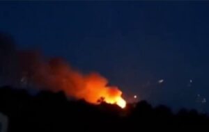 У Донецьку палає склад боєприпасів: чути вибухи