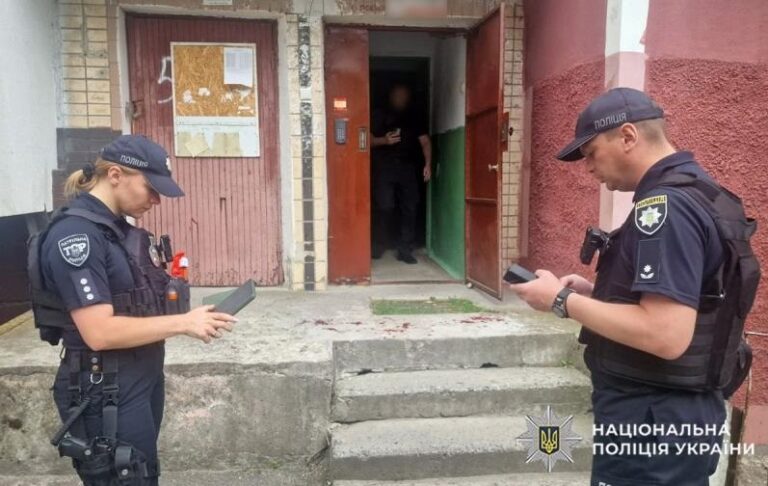 У Хмельницькому чоловік поранив поліцейського під час перевірки документів