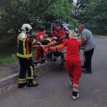 У Києві жінка вижила після падіння з балкону під час пожежі