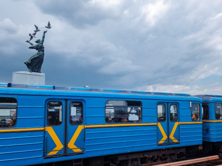 У Київському метро пояснили, куди зникають поїзди опівночі