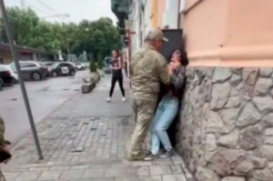 У Львові військовий ТЦК схопив жінку за горло: у військкоматі відреагували