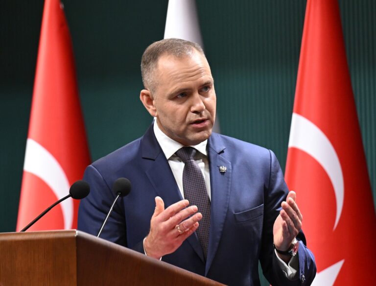 У Навроцького проти публікації даних про військову допомогу Києву
