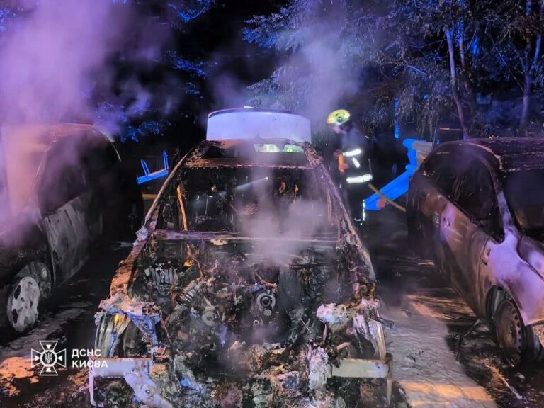 У Печерському районі Києва горіло кілька автівок