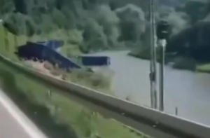 У Польщі поїзд зійшов з рейок: вагони впали в річку