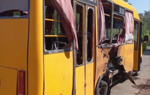 У Слов&rsquo;янську автобус потрапив під обстріл, є поранені