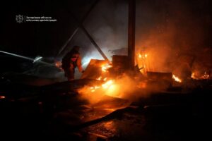 У Запоріжжі після атаки палає підприємство