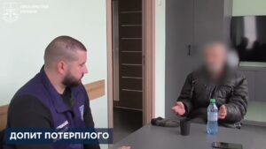 Вручено підозри двом російським воякам: утримували цивільного у погребі, поки його матір помирала