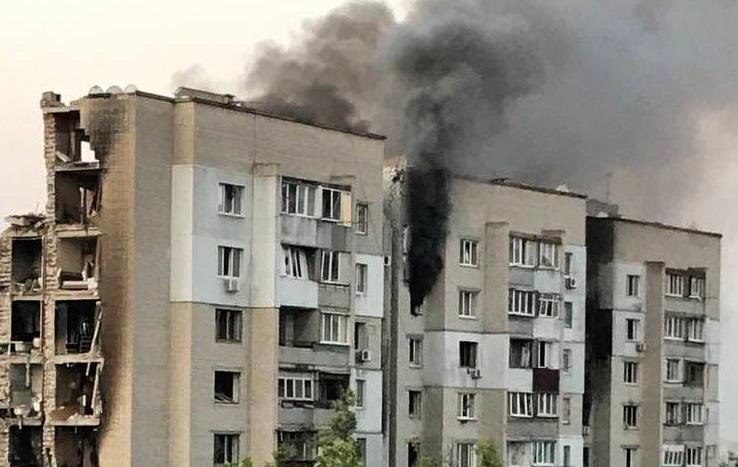 Авіабомби РФ влучили у багатоповерхівку в Херсоні