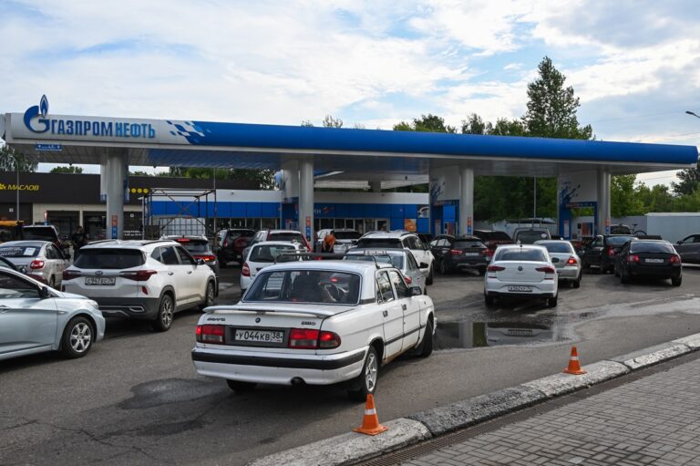 Черги на АЗС та обмеження: Росію накрила нова паливна криза