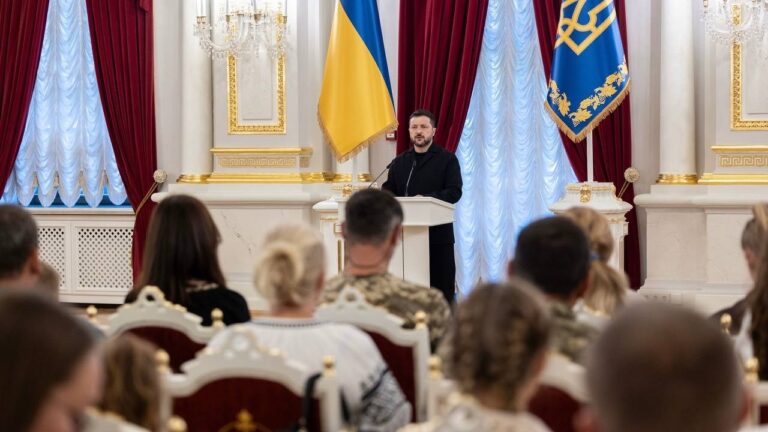 Володимир Зеленський вручив державні нагороди українським воїнам