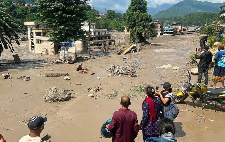 Катастрофічна повінь у Непалі: зникли 53 українці