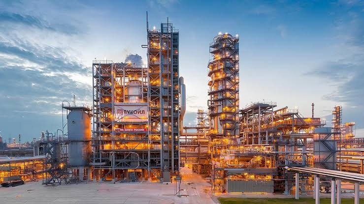 Останній НПЗ Лукойлу зупинив переробку нафти – ЗМІ