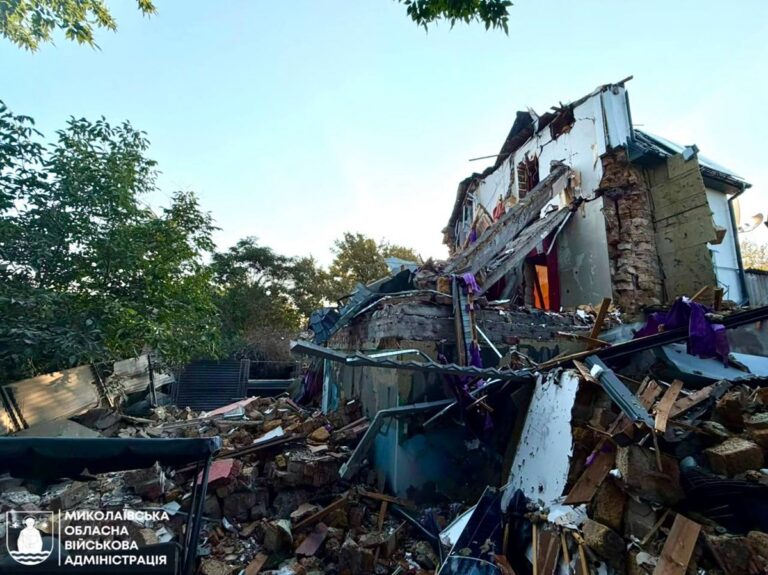 Росіяни вдарили по Миколаєву, постраждала жінка
