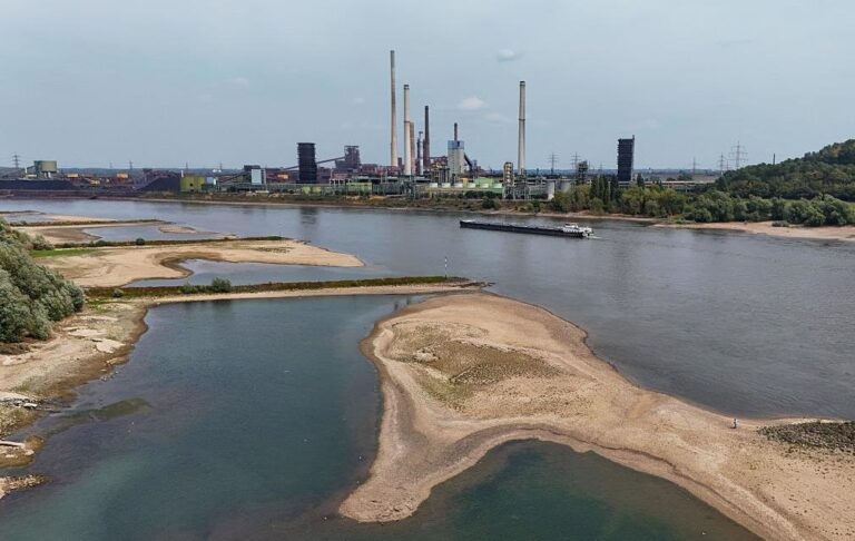 У Німеччині через спеку Рейн обмілів до нових мінімумів