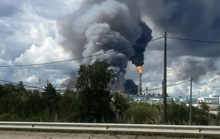 У Росії пожежа на великому газохімічному комплексі
