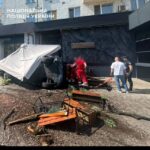 У центрі Києва автівка влетіла у літню терасу