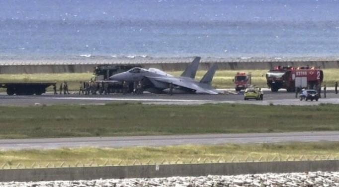 У Японії винищувач зазнав аварії при посадці, заблокувавши смугу аеропорту