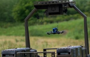 Україна вперше у світі провела повітряний штурм роботами